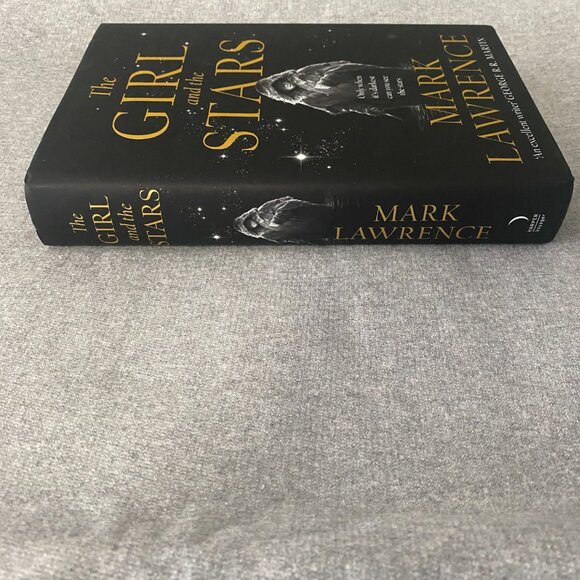 Illumicrate Edition Signed Sprayed Edge The Girl And The Stars By Mark Lawrence - Picture 5 of 15